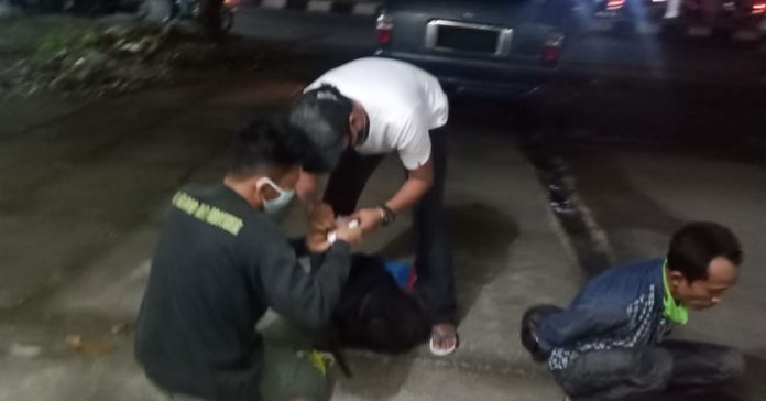 NARKOBA : Pelaku pengedar Narkoba asal Lotim saat diamankan polisi. (IST For Radar Lombok)
