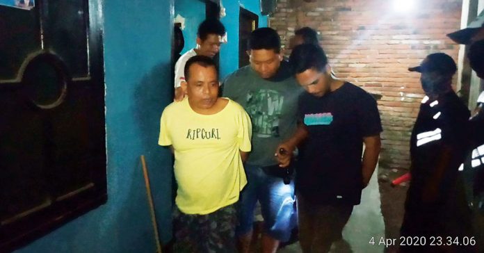 NARKOBA: Aparat Sat Resnarkoba Polresta Mataram menggiring pelaku Narkoba yang diamankan di Lingkungan Karang Bagu, Kelurahan Karang Taliwang, Kecamatan Cakranegara, Sabtu malam lalu (4/4). (DERY/RADAR LOMBOK)