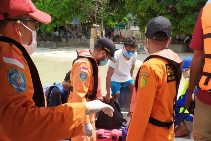 EVAKUASI: Tim SAR Mataram mengevakuasi mayat Aby, bocah lima tahun warga Dusun Lempenge, Desa Rempek, Kecamatan Gangga. Mayatnya ditemukan mengapung di Perairan Gili Trawangan. (IST/)