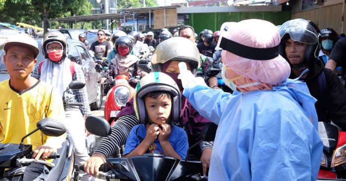 ANTRIAN PANJANG : Antrian panjang saat pemeriksaan suhu tubuh di pintu masuk Kota Mataram.(Ali/Radar Lombok)