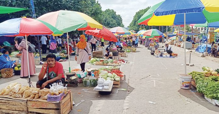 JAGA JARAK: Para Pedagang di Pasar Kebon Roek mulai dilakukan pengaturan jarak, sebagai upaya untuk menekan penyebaran penularan virus Covid-19.( ALI/RADAR LOMBOK)
