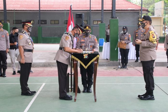 MELANTIK : Kapolda NTB Irjen Pol. Mohammad Iqbal memimpin pelantikan sekaligus serah terima jabatan para pejabat utama Polda NTB serta Kapolres Lombok Tengah, Jumat (29/5).(Dery Harjan/Radar Lombok)