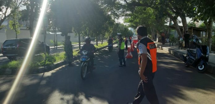 kterangan foto : Petugas gabungan mengatur lalu lintas di sejumlah titik di Kota Mataram.