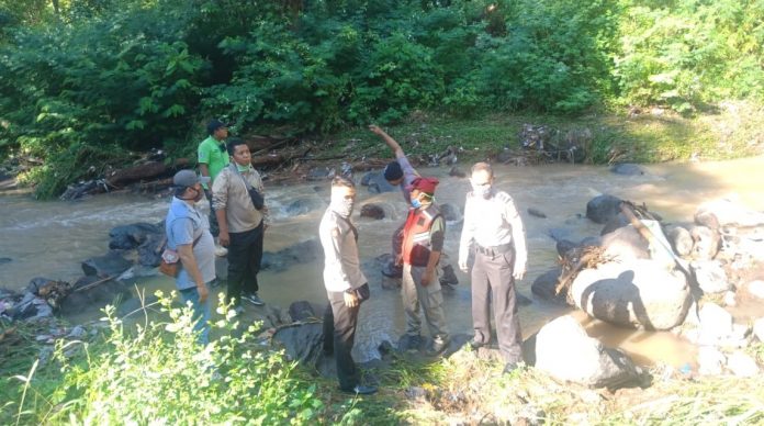 EVAKUASI : Tim evakuasi dari BPBD , Polisi, dan TNI dibantu warga saat melakukan evakuasi mayat pria tanpa identitas yang ditemukan tewas di Kokok   (sungai) Ribu Baloq , Dusun Bagik Kedok , Desa Apitaik Kecamatan Pringgabaya, Sabtu (30/5)