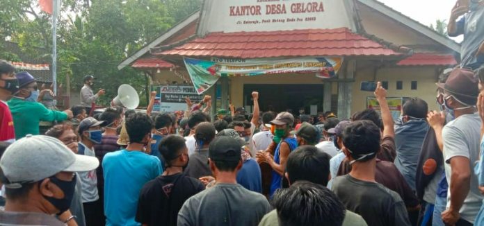 TUNTUT MUNDUR : Ratusan masyarakat Desa Gelora Kecamatan Sikur mendatangi kantor desa mendesak Kades Gelora Nurasmat mundur dari jabatannya. (Janwari irwan/ Radar Lombok)