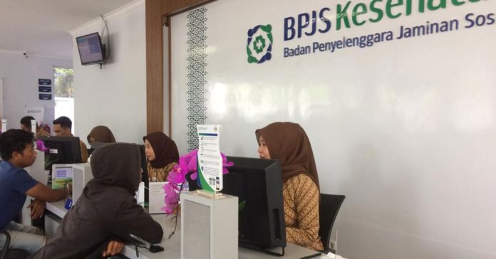 BPJS KESEHATAN : Suasana pelayanan BPJS Kesehatan di kantor Cabang BPJS Kesehatan Mataram beberapa waktu lalu.( DEVI HANDAYANI/RADAR LOMBOK)