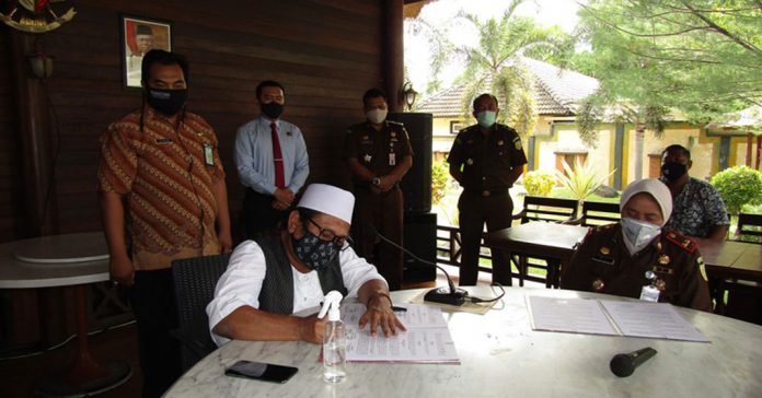 TEKEN: Bupati Lombok Tengah HM Suhaili FT bersama Kajari Praya Ely Rahmawati saat menandatangani MoU pengawalan penanganan covid-19 di pendopo bupati, Kamis (14/5). (M HAERUDDIN/RADAR LOMBOK)