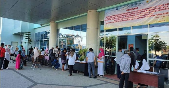 BERJIBAKU: Para tenaga medis di RSUD Kota Mataram terus berjibaku melawan dan mengobati pasien corona. (SUDIR/RADAR LOMBOK)