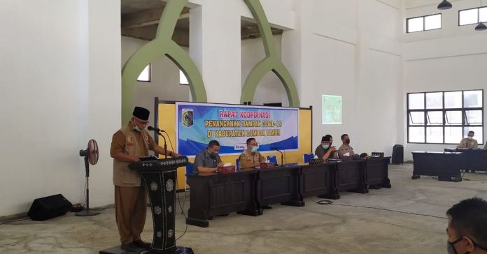 RAKOR: Bupati Lombok Timur HM Sukiman Azmy menggelar rapat koordinasi membahas terkait rencana pembukaan masjid yang diujicoba di beberapa masjid Senin (18/5) (Janwari Irwan/Radar Lombok)