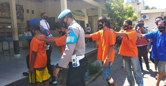 PELAKU BEGAL: Empat pelaku begal saat digelandang polisi menuju tempat konferensi pers di Mapolres Lobar kemarin.( Fahmy/Radar Lombok)