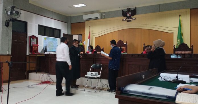 BERATKAN TERDAKWA: Saksi dari Inspektorat saat member keteranga pada persidangan di Pengadilan Tipikor Mataram, Senin (4/5).( DERY HARJAN/RADAR LOMBOK)