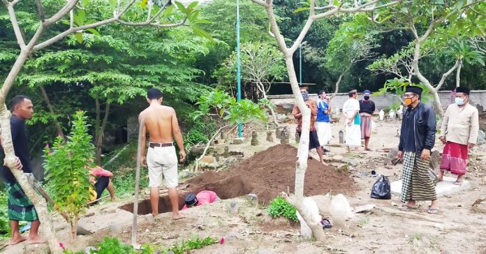 PDP : Penggalian liang makam untuk pasien PDP asal Gerung Butun Timur, Kelurahan Mandalika, Kecamatan Sandubaya di pekuburan umum setempat, kemarin (4/5). (ALI MA’SHUM/RADAR LOMBOK)