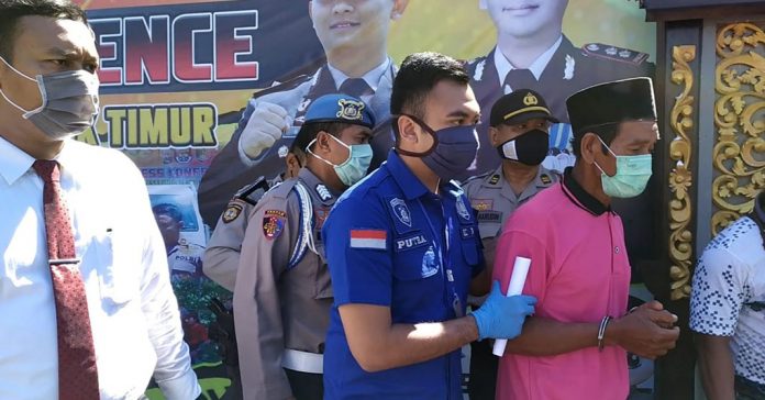 DITANGKAP: A warga Dusun Montong Lesung Desa Semoyang Kecamatan Praya Timur Lombok Tengah ditetapkan sebagai tersangka pembunuhan terhadap Maskur alias Skur Ketua BKD Desa Wakan Rabu lalu (29/4/2020).( Janwari Irwan/Radar Lombok)