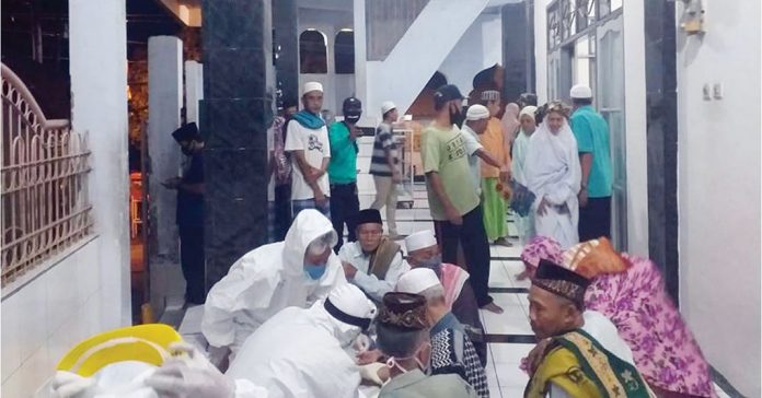 RAPID TEST: Tim Gugus Tugas Covid-19 melaksanakan rapid test massal kepada para jamaah salat tarawih di Masjid Syamsul Huda Babakan, Senin malam (11/5).( ALI/RADAR LOMBOK)