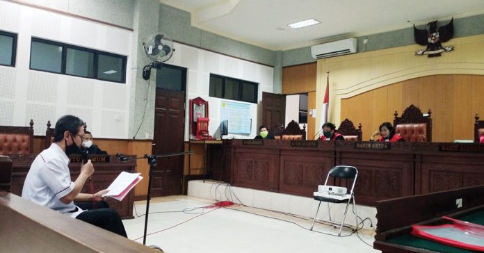 KETERANGAN : Ahli saat memberikan keterangan di persidangan, kemarin (Dery Harjan/Radar Lombok)