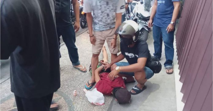 NARKOBA: Petugas Sat Resnarkoba Polresta Mataram ketika membekuk tersangka narkotika di Jalan Saleh Sungkar, Lingkungan Pondok Prasi, Kelurahan Bintaro, Kota Mataram.( IST FOR RADAR LOMBOK)