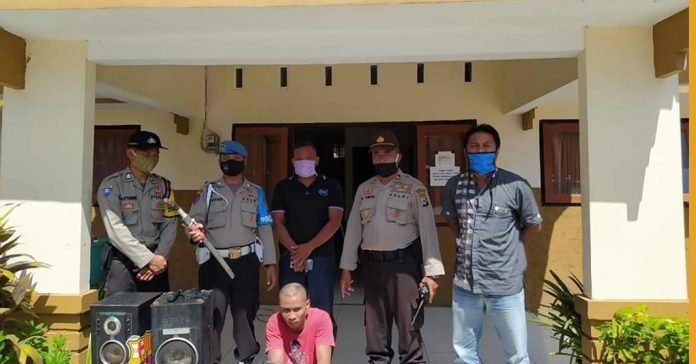 RESIDIS : Pelaku kriminalitas yang merupakan seorang residivis berhasil ditangkap aparat Kepolsian Sektor Sakra Timur. (Janwari Irwan/Radar Lombok)