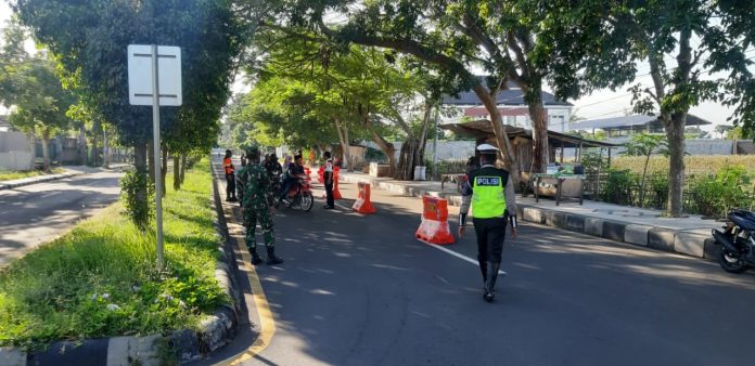 DITUTUP : Jalan dr Soejono menuju Barat akan ditutup saat perayaan lebaran topat oleh petugas. Penutupan agar masyarakat tidak datang ke tempat wisata.(Ali/Radar Lombok)