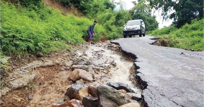 RUSAK : Kondisi jalan dusun Lendang Re Desa Sekotong Tengah menuju Desa Kedaro tak kunjung diperbaiki oleh pemerintah Kabupaten Lombok Barat.( IST/RADAR LOMBOK)