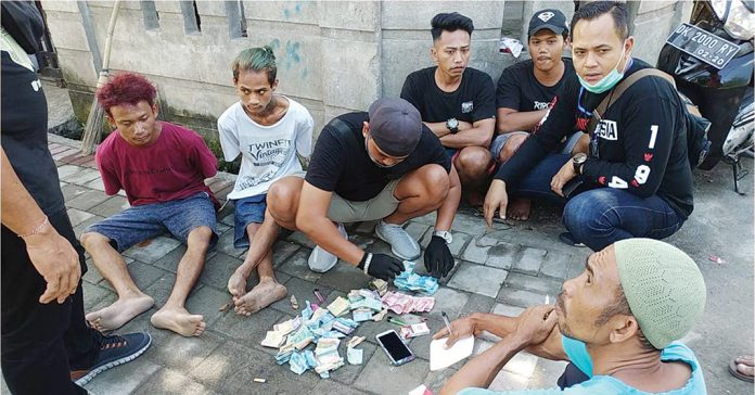 NARKOBA: Tim Opsnal Subdit 3 Ditresnarkoba Polda NTB, menciduk bandar dan pengedar narkoba di Karang Bagu, Kelurahan Karang Taliwang, Kecamatan Cakranegara, Kota Mataram, Rabu (17/6). (DERY HARJAN/RADAR LOMBOK)