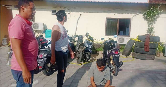 PENJAMBRET: Salah satu penjambret yang berhasil dibekuk Tim Puma Polresta Mataram, karena merampas Handphone milik anak-anak di daerah Sesela, Gunungsari. (DERY HARJAN/RADAR LOMBOK)