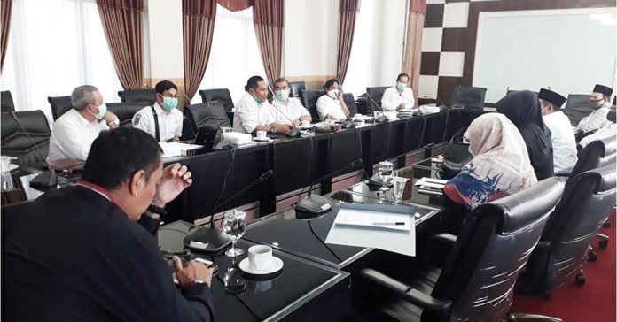 RAPAT EVALUASI: Komisi IV DPRD Kota Mataram melakukan rapat evaluasi bersama Dikes dan jajaran RSUD Kota Mataram, Kamis kemarin (11/6). (SUDIR/RADAR LOMBOK)