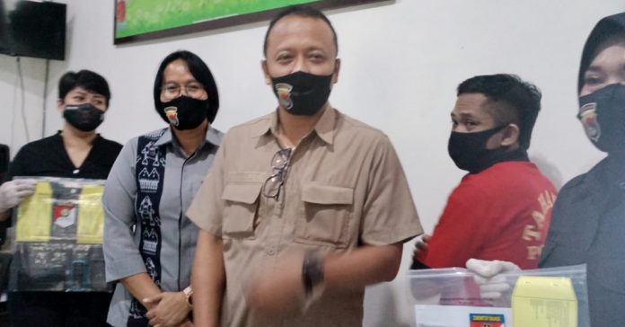 TPPO: Wadir Reskrimum Polda NTB, AKBP Awan Hariono menunjukkan tersangka bersama barang bukti. (Dery Harjan/Radar Lombok)