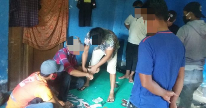 DIGEREBEK: Tim Cobra Sat Resnarkoba Polres Lombok Tengah saat melakukan penggerebekan para pengguna dan bandar sabu, kemarin. (IST FOR RADAR LOMBOK)