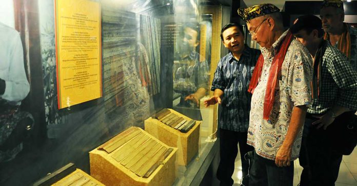 MUSEUM NTB: Kepala Museum Negeri NTB, Bunyamin, SS. MM, ketika mendampingi pakar kuliner Indonesia, Wiliam Wongso, melihat berbagai koleksi di ruang pamer Museum NTB. (SIGIT SETYO/RADAR LOMBOK)
