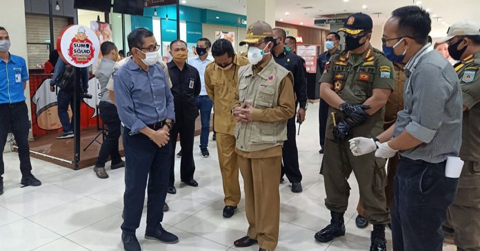 DIBUKA LAGI : Wali Kota Mataram H Ahyar Abduh turun langsung untuk meninjau persiapan dibukanya lagi pusat perbelanjaan di Kota Mataram untuk menerapkan New Normal. (ALI/RADAR LOMBOK)