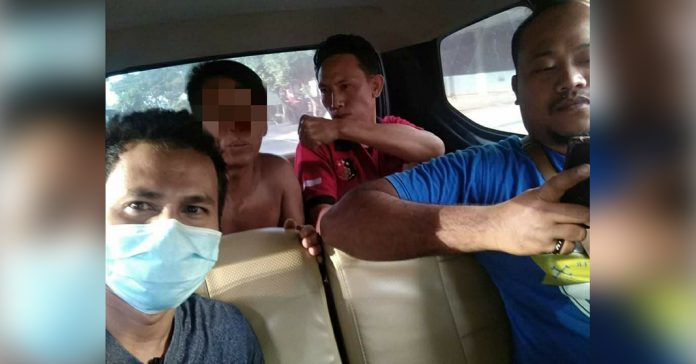 CABUL : Dukun cabul (tak pakai baju, wajah diblur) saat ditangkap tim Polres Lombok Timur. (Ist for Radar Lombok)