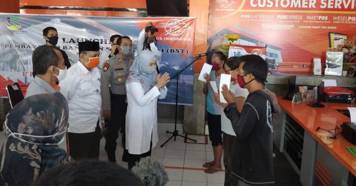 BANTUAN : Launching Bantuan Sosial Tunai di NTB oleh Wakil Gubernur NTB. Bantuan tidak boleh dipotong dengan alasan apapun. (Dok/Radar Lombok)
