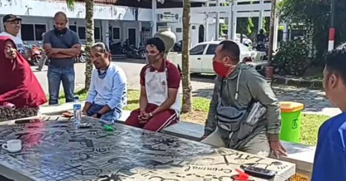 MENASEHATI: Kasatreskrim Polres Lombok Tengah, AKP Priyo Suhartono saat menasehati B, pria yang melaporkan ibu kandungnya, Sabtu (27/6).(ISTIMEWA/RADAR LOMBOK)