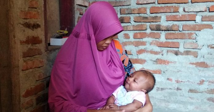 SAKIT: Muhammad Fikri bayi berusia 2,5 bulan yang menderita pendarahan otak dan membutuhkan bantuan untuk pengobatan. (Fahmy/Radar Lombok)