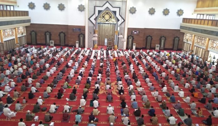 SALAT JUMAT : Ratusan jamaat ikut melaksanakan salat jumaat secara berjamaah di Masjid Raya Hubbul Wathan Islamic Center Mataram, setelah sebelumnya ditutup, Jumat (5/6) (Faesal Haris/Radar Lombok)