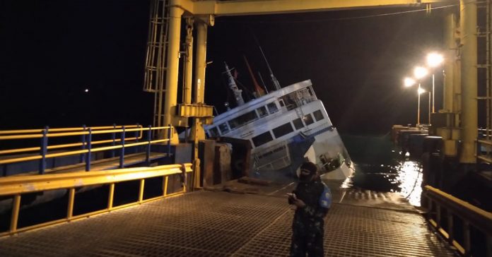 BOCOR: KM Dharma Rucitra III dalam posisi miring ketika tiba di Pelabuhan Padangbai pukul 21.50 Wita Jumat (12/6). (ist/)