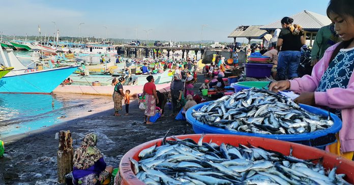 TETAP RAMAI : Ditengah pandemi Covid-19, aktivitas nelayan dan pedagang ikan di tempat pelelangan ikan (TPI) Tanjung Luar, Kabupaten Lombok Timur selalu ramai di pagi hari. (FAISAL HARIS/RADAR LOMBOK )