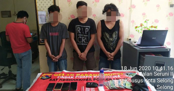 NARKOBA : Tiga dari lima pemuda yang berhasil ditangkap aparat Polres Lombok Timur dalam kasus Narkoba. (Ist/Radar Lombok )
