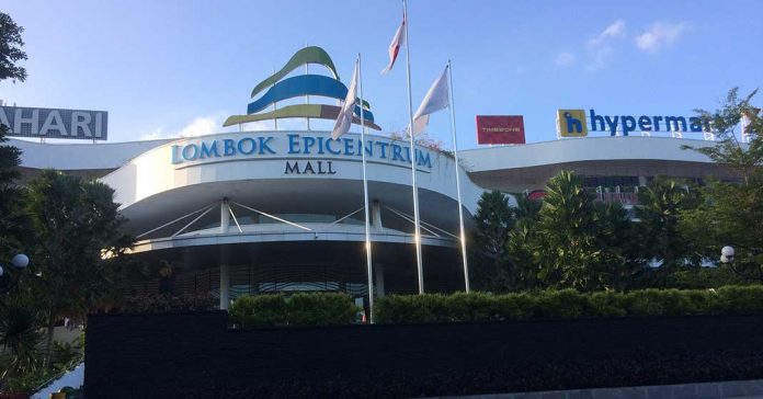 DIBUKA : Pusat perbelanjaan di Kota Mataram yang mulai buka pasca ditutup sementara karena pandemi Covid-19. (DEVI HANDAYANI/RADAR LOMBOK )