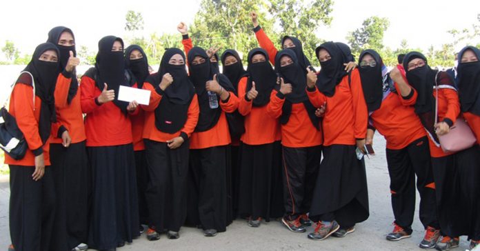 ASN BERCADAR: Para ASN muslimah di Kabupaten Lombok Tengah kini telah mulai menggunakan cadar saat bekerja, atau kegiatan lainnya, seperti ketika dilakukan senam pagi di halaman Kantor Bupati Loteng, Jumat kemarin (26/6). (M.HAERUDDIN/RADAR LOMBOK)