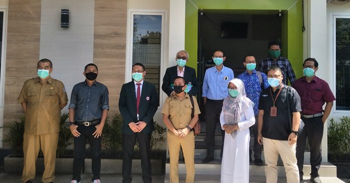 MINTA MAAF: Direktur RSUD Kota Mataram, dr HL Herman Mahaputra, bersama para Pengurus IDI Kota Mataram, ketika menyampaikan permintaan maaf atas videonya yang sempat viral terkait virus corona. (SUDIR/RADAR LOMBOK)