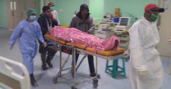 JEMPUT PAKSA: Pihak keluarga saat melakukan penjemputan paksa terhadap jenazah MN, 63 tahun, asal Desa Penujak, Kecamatan Praya Barat Daya, pasien yang meninggal di RSUD Praya, Selasa malam (16/6). (IST FOR RADAR LOMBOK)