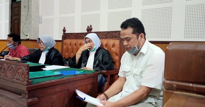 KERINGANAN HUKUMAN : Terdakwa Lalu Azril Sopandi saat membacakan nota pembelaan (pledoi) pada persidangan di Pengadilan Tipikor Mataram, Selasa (23/6). (Dery Harjan/Radar Lombok)