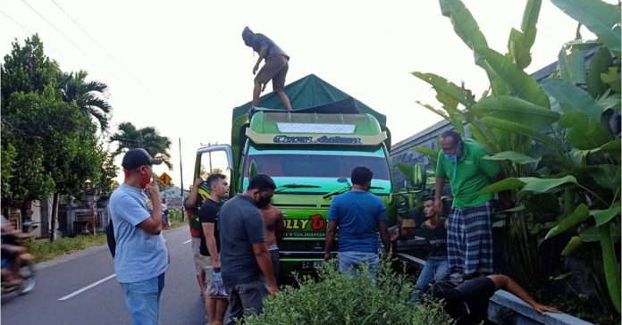 NARKOBA: Petugas Satresnarkoba Polresta Mataram ketika mengamankan dua sopir truk yang kedapatan membawa narkotika jenis sabu. (DERY HARJAN/RADAR LOMBOK)