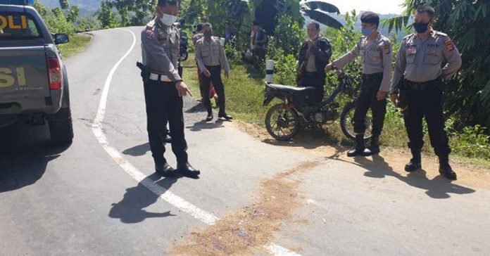 OLAH TKP: Anggota Satlantas Polres Lombok Tengah saat melakukan olah TKP di jalan umum Lendang Bao Desa Batujangkih, Senin (22/6). (IST FOR RADAR LOMBOK)