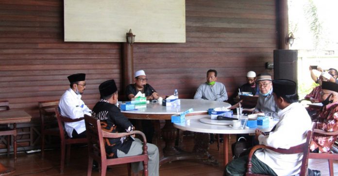 RAPAT: Suasana rapat Pemkab Loteng dan Pengurus DMI Lombok Tengah terkait penerapan protokol kesehatan di masjid beberapa waktu lalu. (M HAERUDDIN/RADAR LOMBOK)