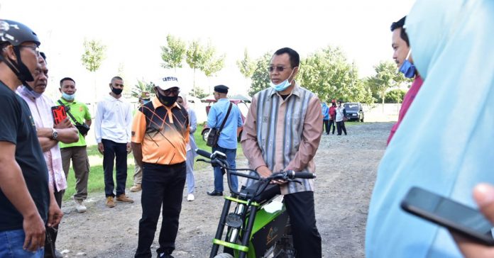 UJI COBA: Gubernur NTB, Dr H Zulkieflimansyah melakukan uji coba (test drive) sepeda tersebut di STI Park Banyumulek, pada Jumat (26/6). (ist/)
