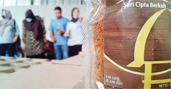 ABON KEDALUARSA: Pansus Covid-19 DPRD Kota Mataram menemukan produk ikan (abon) kedaluarsa dalam isi paket Sembako JPS Kota Mataram. (SUDIR/RADAR LOMBOK)