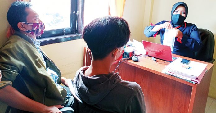PENYEBAR FOTO: Pelaku penyebaran foto bugil mantan pacar, MA, saat dimintai keterangan penyidik di ruang PPA Polresta Mataram, Selasa (30/6). (DERY HARJAN/RADAR LOMBOK)