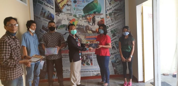 PENYERAHAN: Kepala Biro Humas dan Protokol Provinsi NTB, H Najamuddin Amy, S.Sos, MM, menyerahkan hadiah kepada para pemenang Lomba Vlog Radar Lombok.